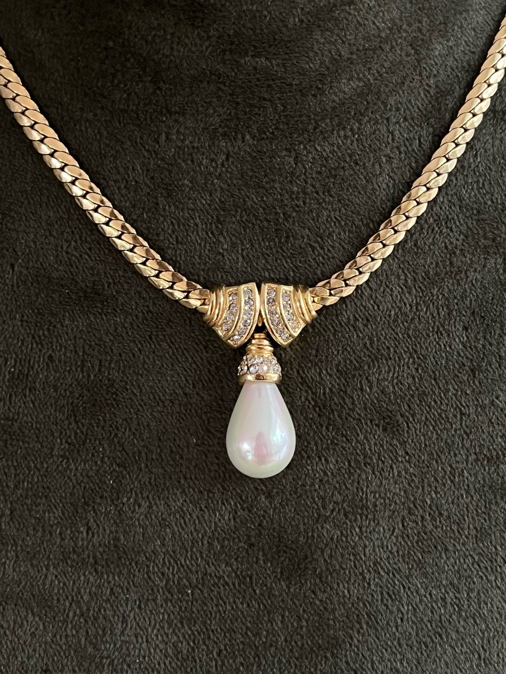 Vintage Christian Dior Teardrop Pearl Dangle Rhinestone Knot Gold Chain Necklace - Picture 4 of 9